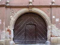 Braunes Tor an ramponiertem Altstadthaus - Sopron